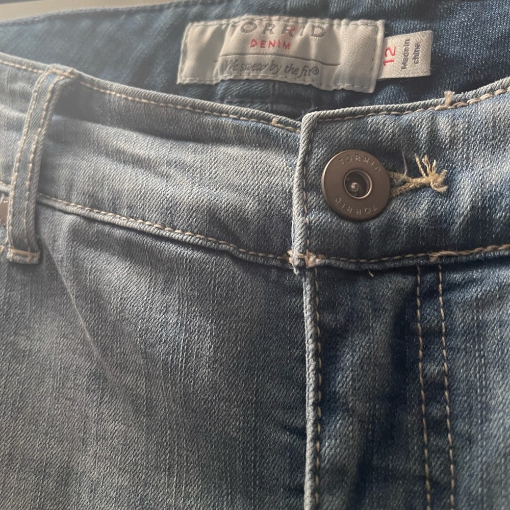 Light wash low rise boyfriend jeans